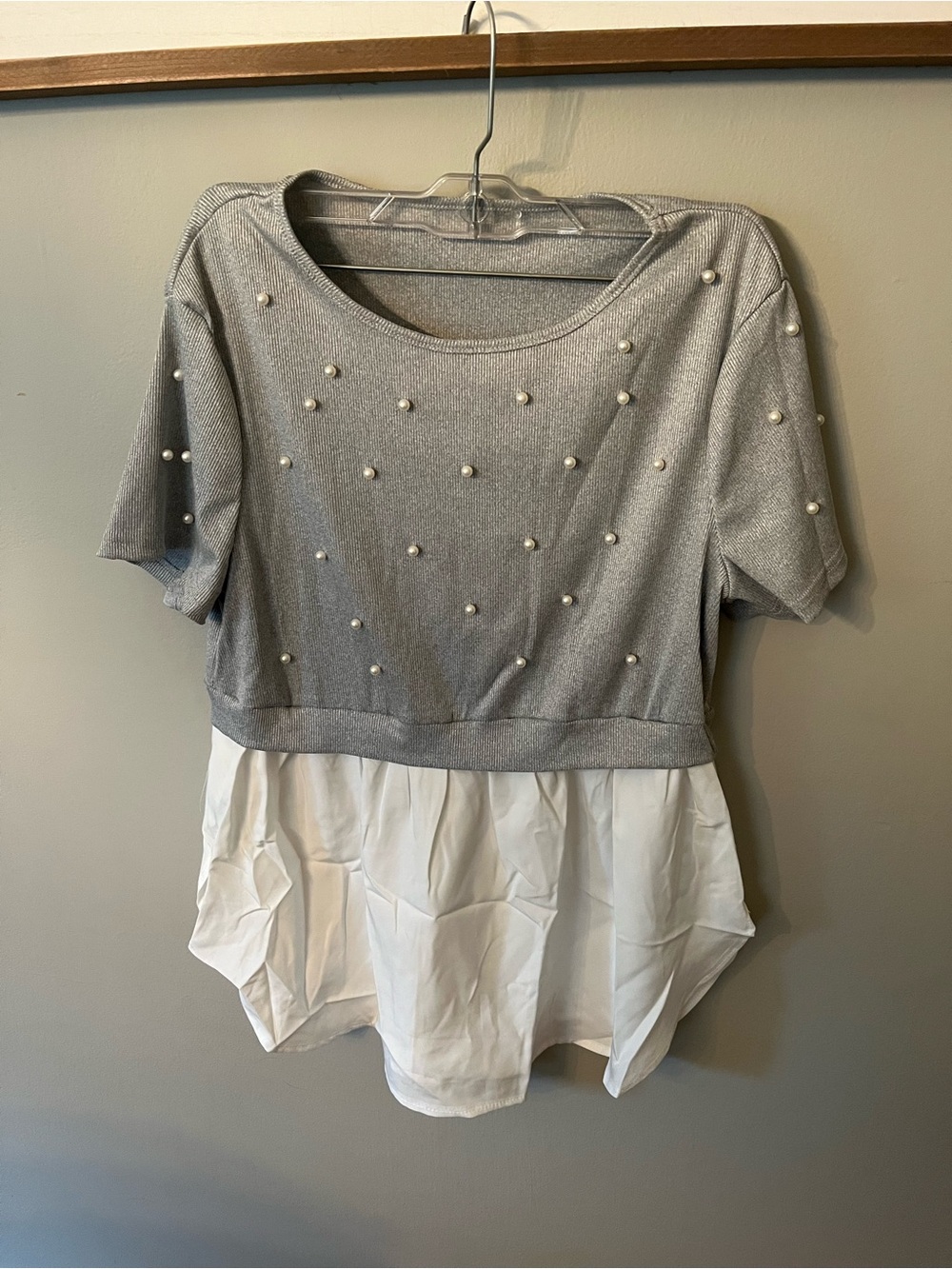 New one piece sweater shirt w/pearls. 0X
